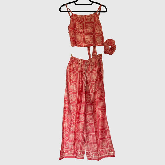 Upcycled Set aus Wickeltop und Palazzo-Hose aus Sari-Stoff in Rot & Rosa, Vorderansicht