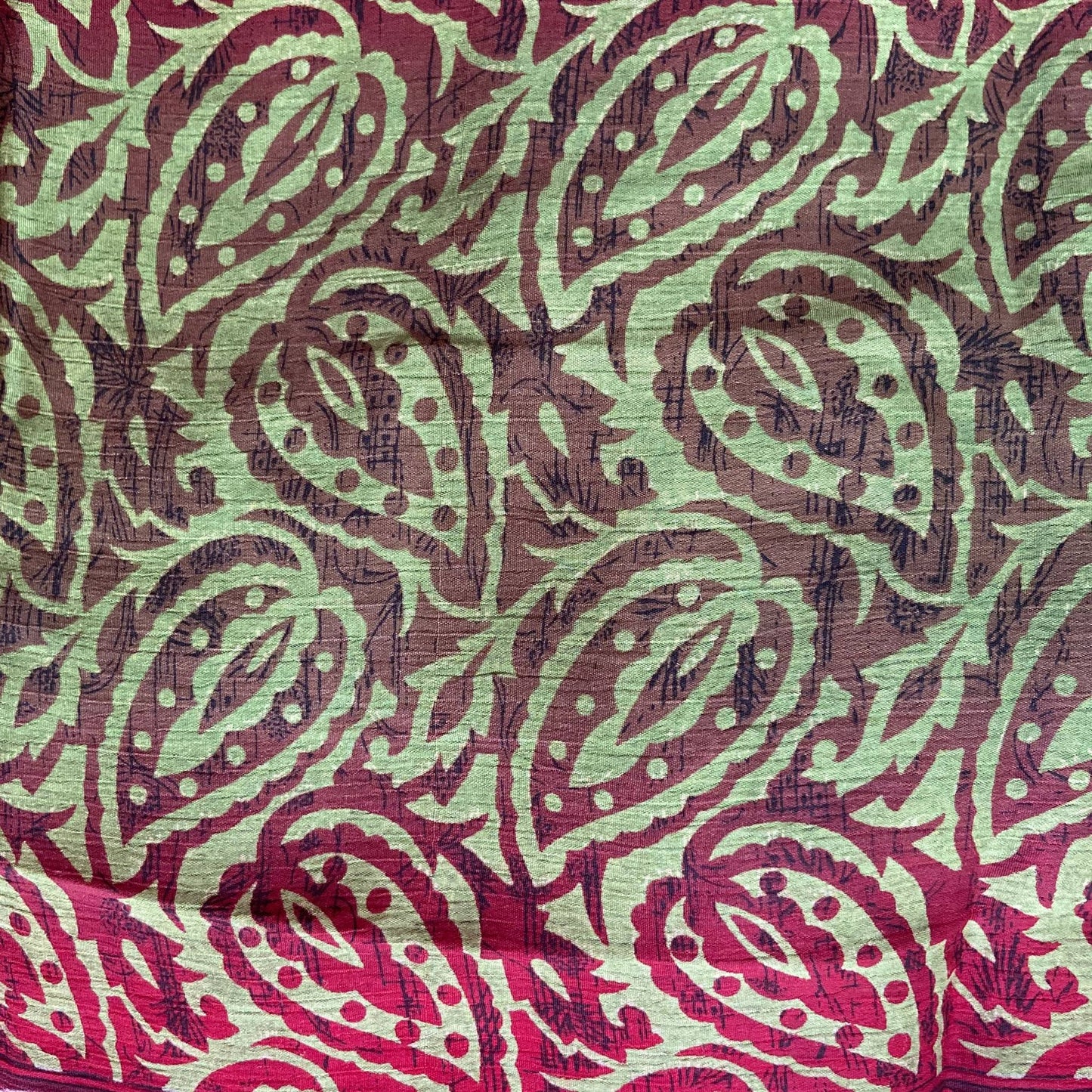 Stoffdetail: upcycelter Sari-Stoff in Grün & Rosa