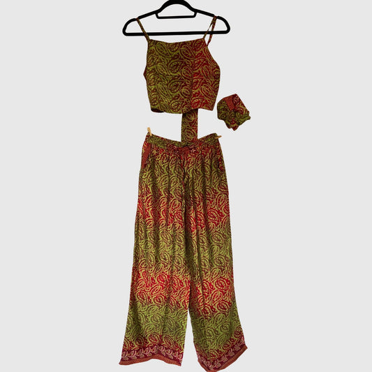 Upcycled Set aus Wickeltop und Palazzo-Hose aus Sari-Stoff in Grün & Rosa, Vorderansicht