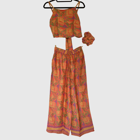Upcycled Set aus Wickeltop und Palazzo-Hose aus Sari-Stoff in Rot & Grün, Vorderansicht