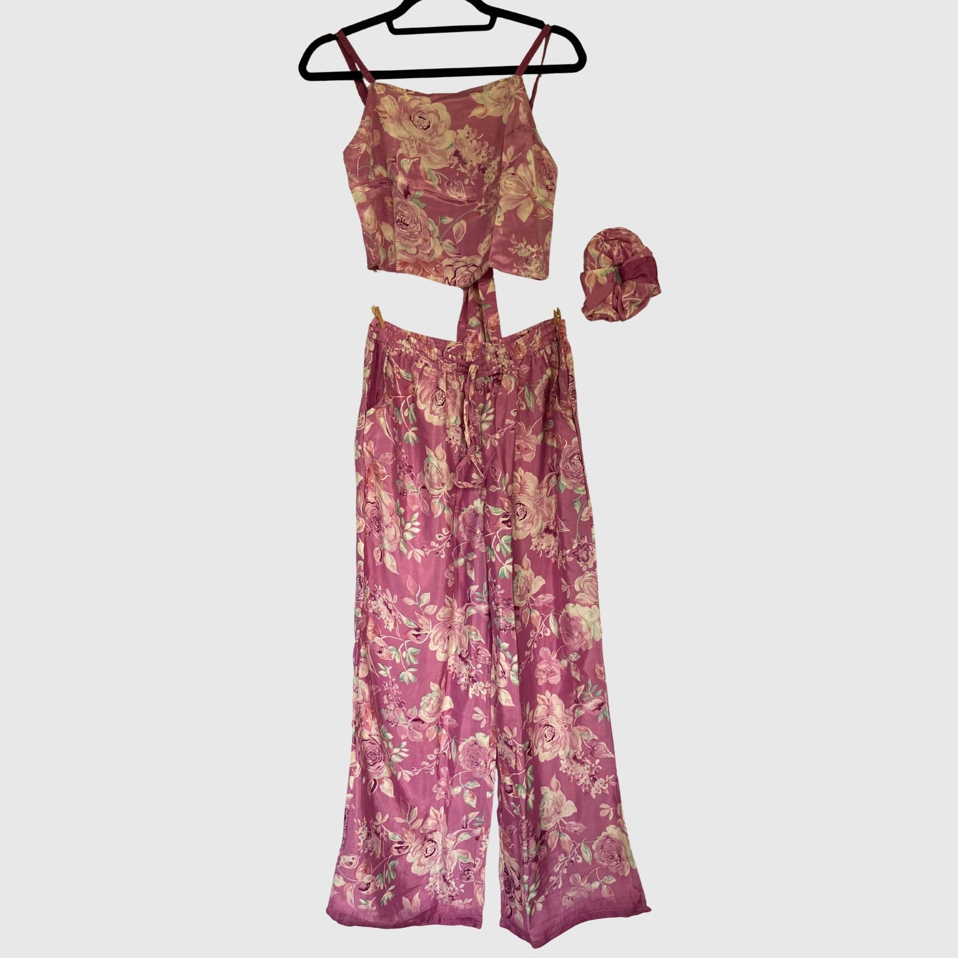 Upcycled Set aus Wickeltop und Palazzo-Hose aus Sari-Stoff in Magenta & Rosa, Vorderansicht