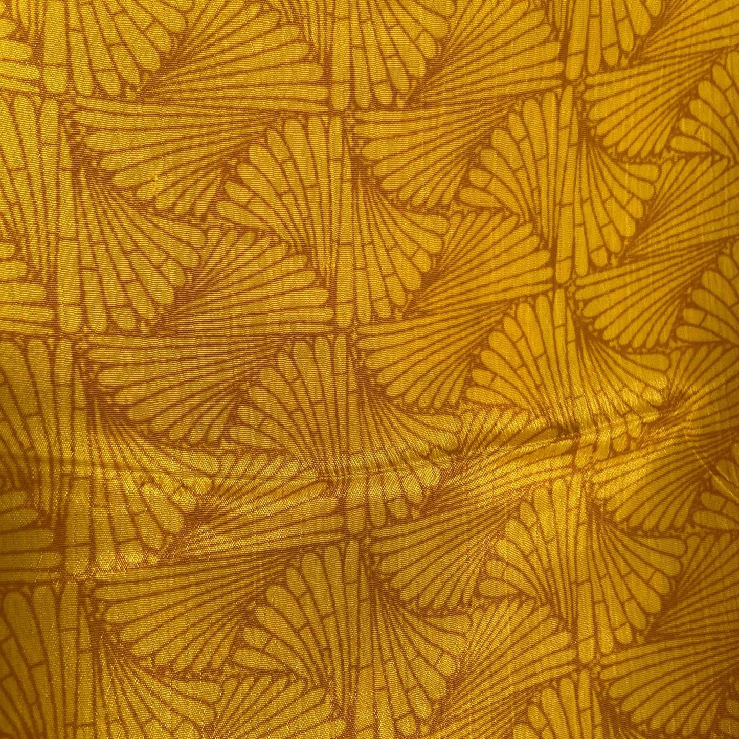 Stoffdetail: upcycelter Sari-Stoff in Gelb & Orange