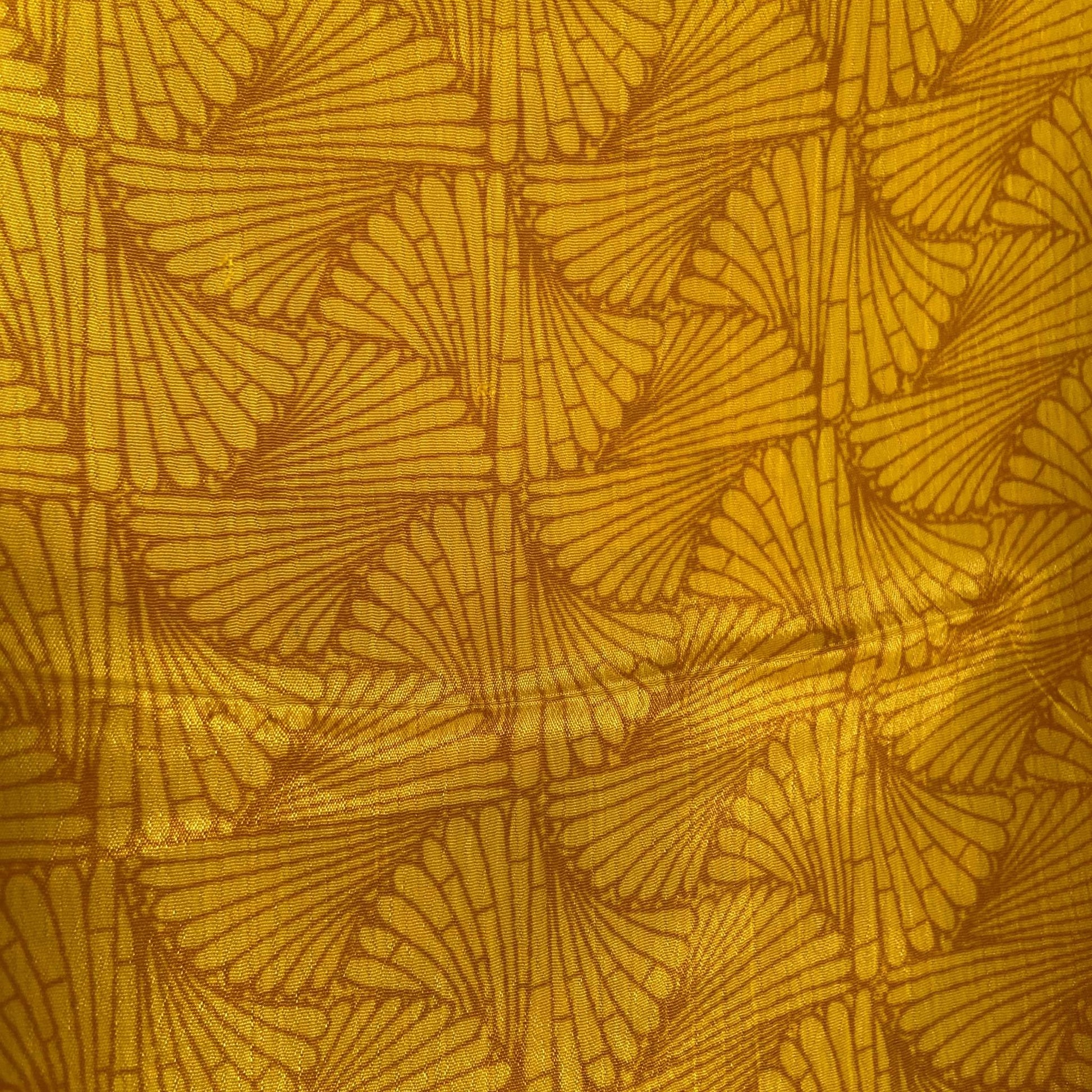Stoffdetail: upcycelter Sari-Stoff in Gelb & Orange