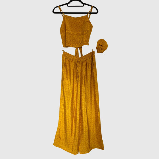 Upcycled Set aus Wickeltop und Palazzo-Hose aus Sari-Stoff in Gelb & Orange, Vorderansicht