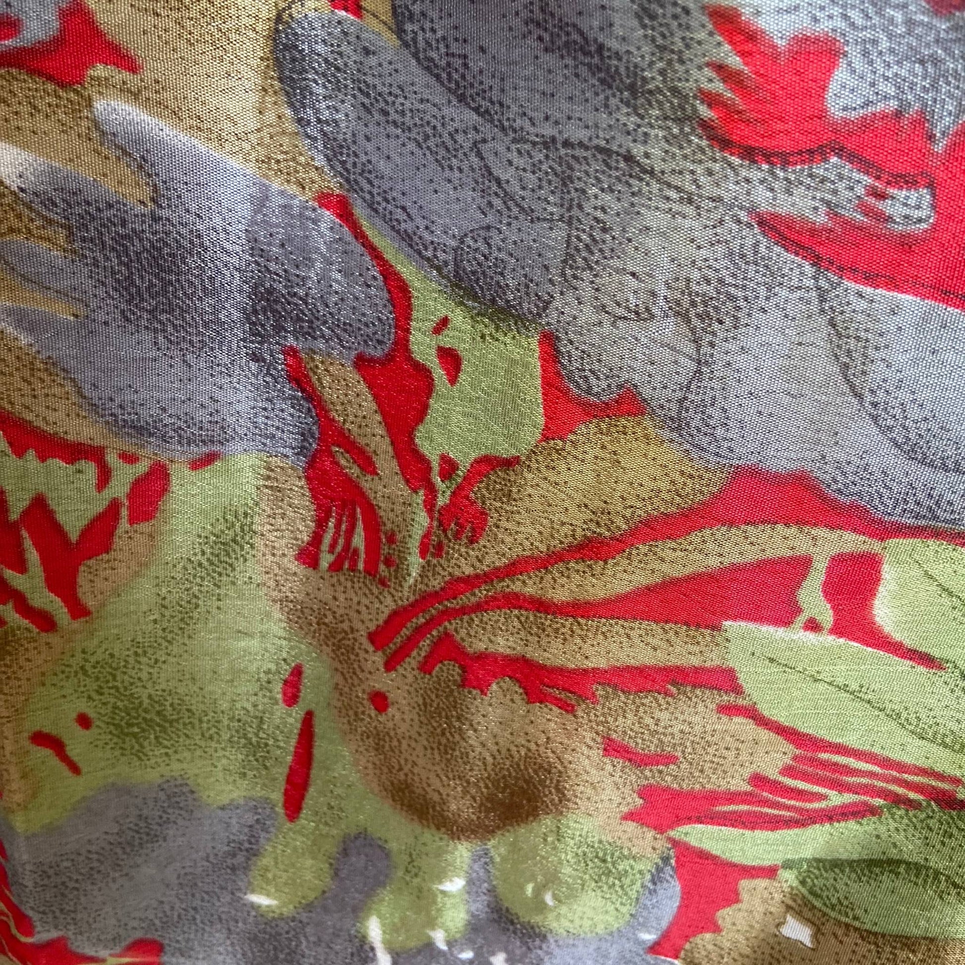 Stoffdetail: upcycelter Sari-Stoff in Bunt