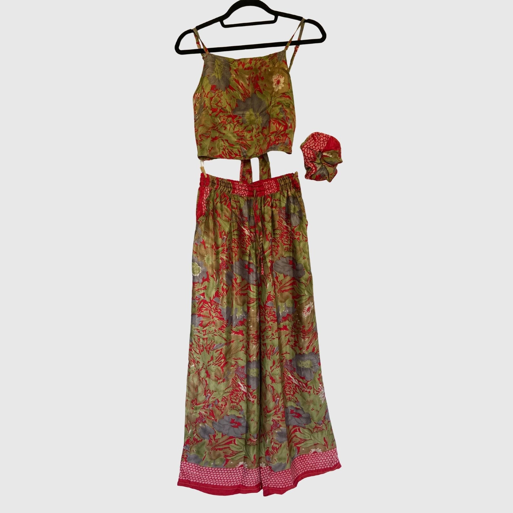 Upcycled Set aus Wickeltop und Palazzo-Hose aus Sari-Stoff in Bunt, Vorderansicht