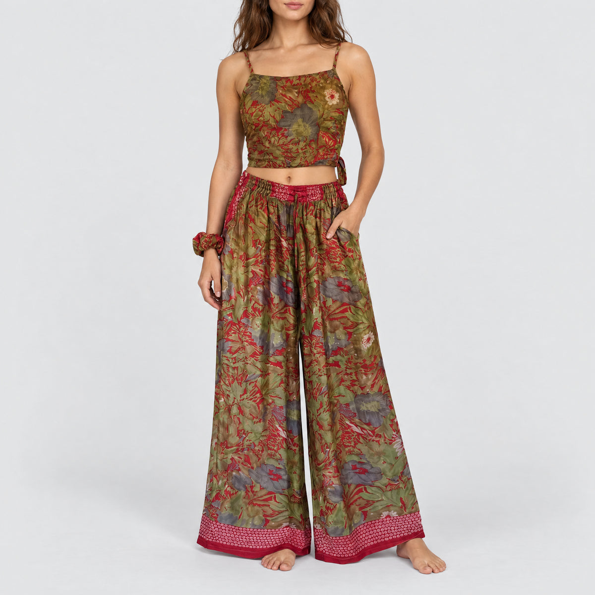 Model trägt Upcycled Set aus Wickeltop und Palazzo-Hose aus Sari-Stoff in Bunt