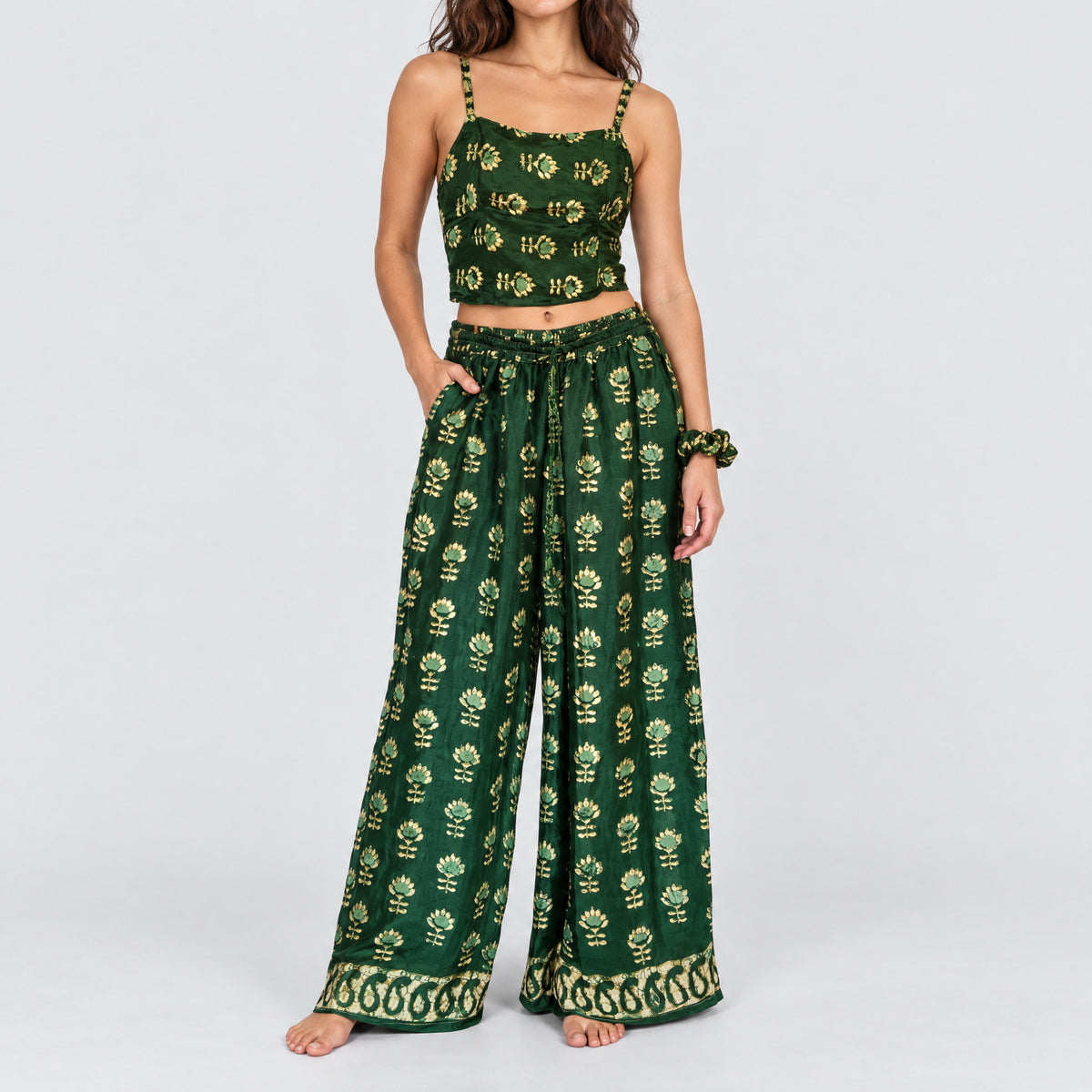 Model trägt Upcycled Set aus Wickeltop und Palazzo-Hose aus Sari-Stoff in Türkis