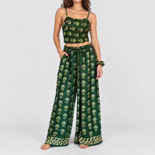 Model trägt Upcycled Set aus Wickeltop und Palazzo-Hose aus Sari-Stoff in Türkis