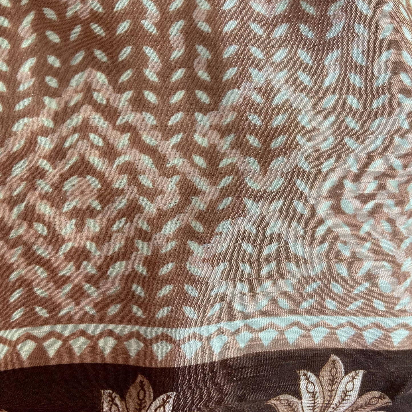 Stoffdetail: upcycelter Sari-Stoff in Orange & Braun