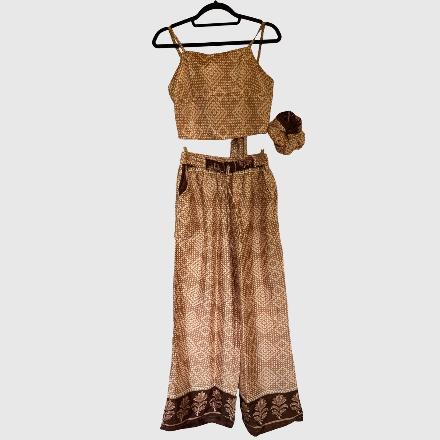 Upcycled Set aus Wickeltop und Palazzo-Hose aus Sari-Stoff in Orange & Braun, Vorderansicht