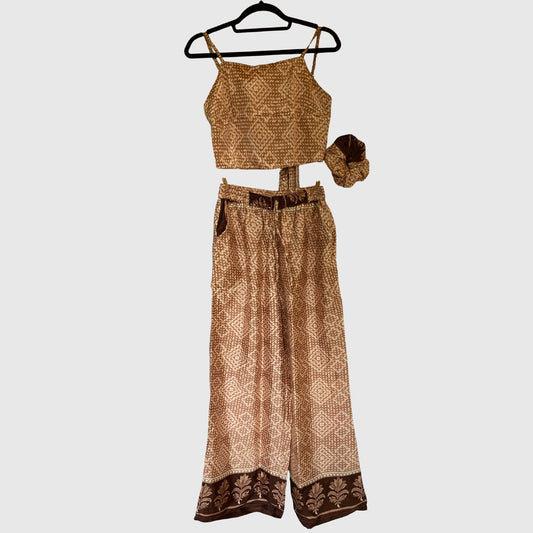 Upcycled Set aus Wickeltop und Palazzo-Hose aus Sari-Stoff in Orange & Braun, Vorderansicht