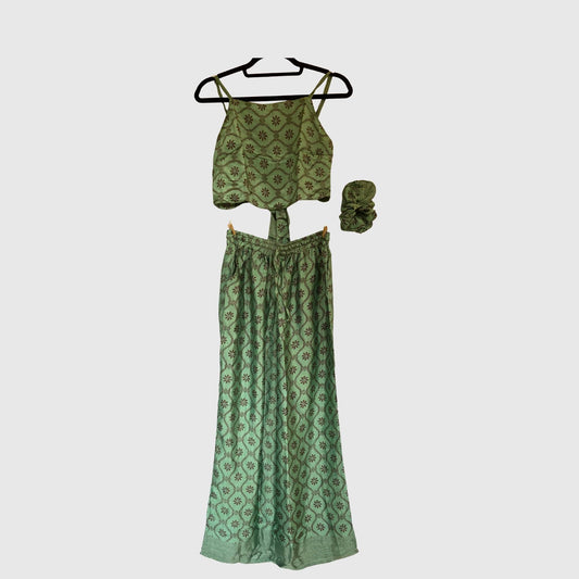 Upcycled Set aus Wickeltop und Palazzo-Hose aus Sari-Stoff in Grün, Vorderansicht