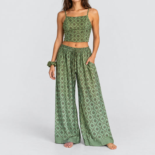 Model trägt Upcycled Set aus Wickeltop und Palazzo-Hose aus Sari-Stoff in Grün