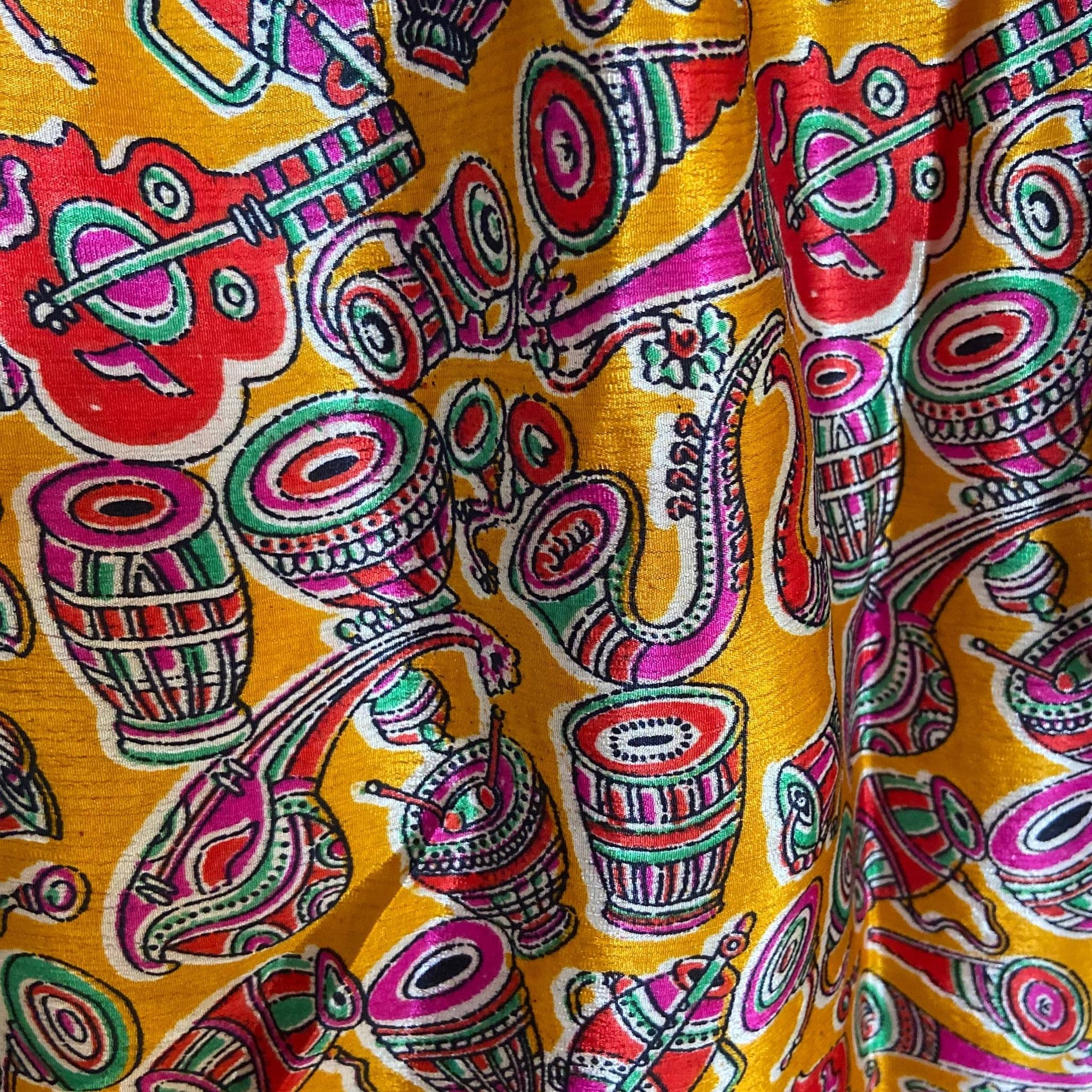 Stoffdetail: upcycelter Sari-Stoff in Bunt