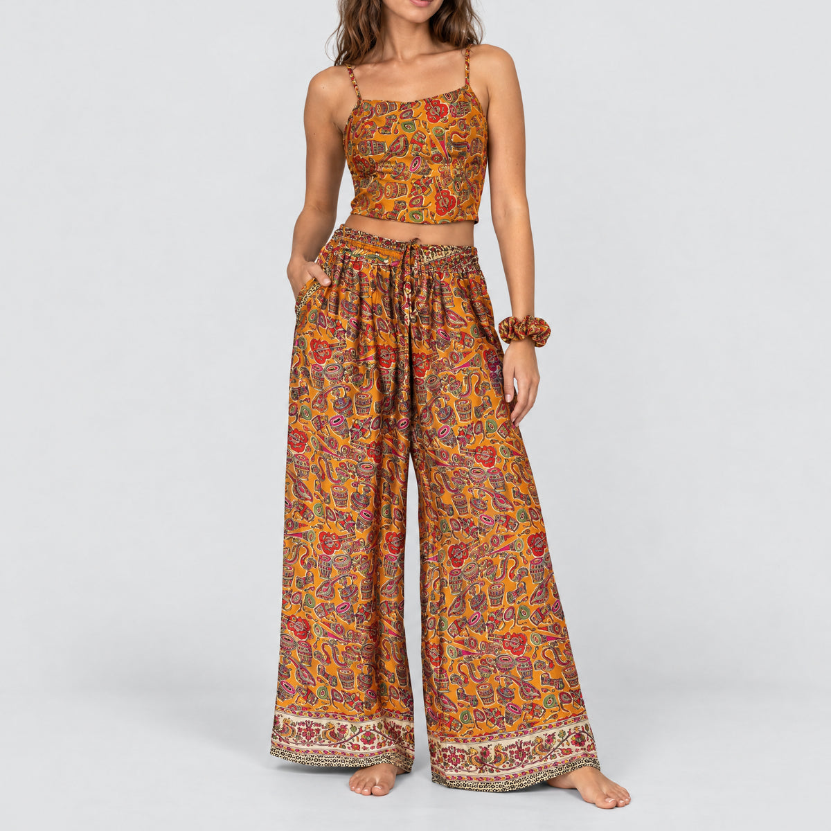 Model trägt Upcycled Set aus Wickeltop und Palazzo-Hose aus Sari-Stoff in Bunt
