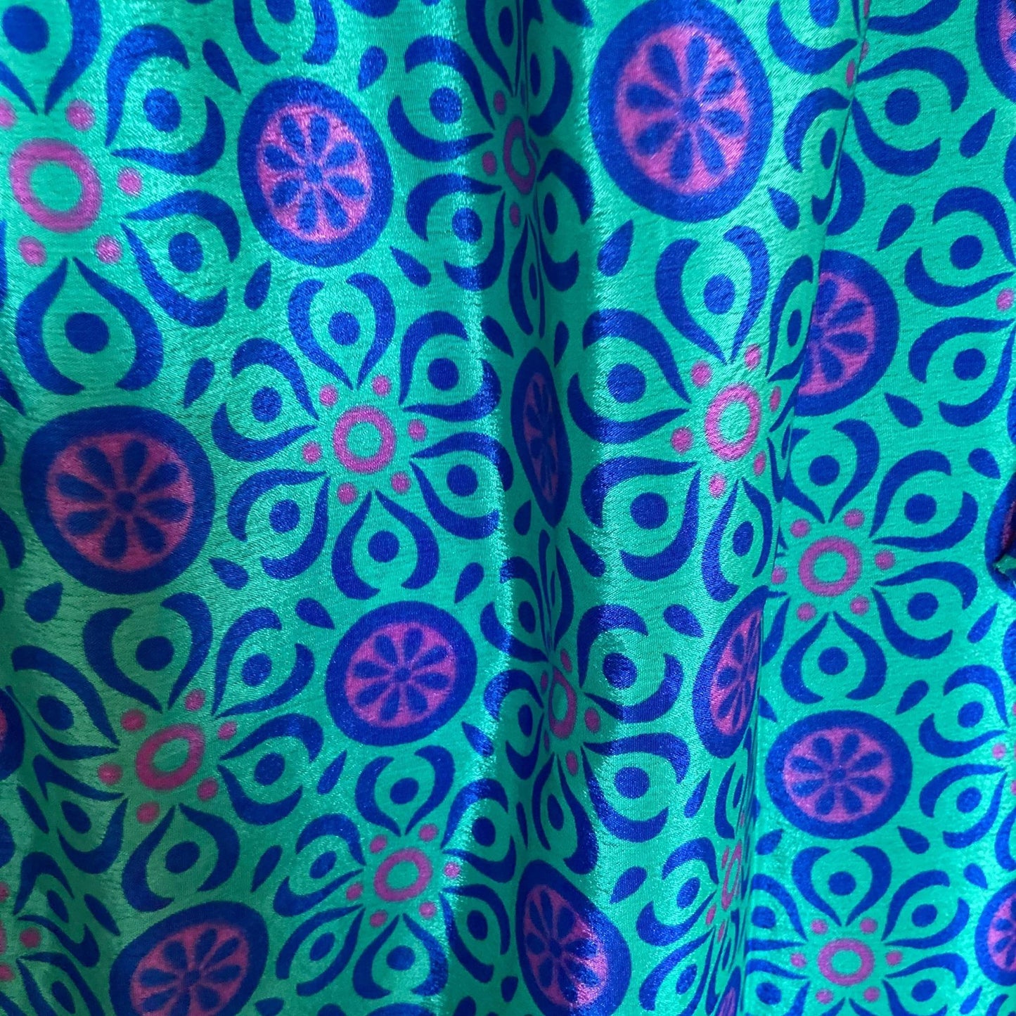 Stoffdetail: upcycelter Sari-Stoff in Türkis & Blau