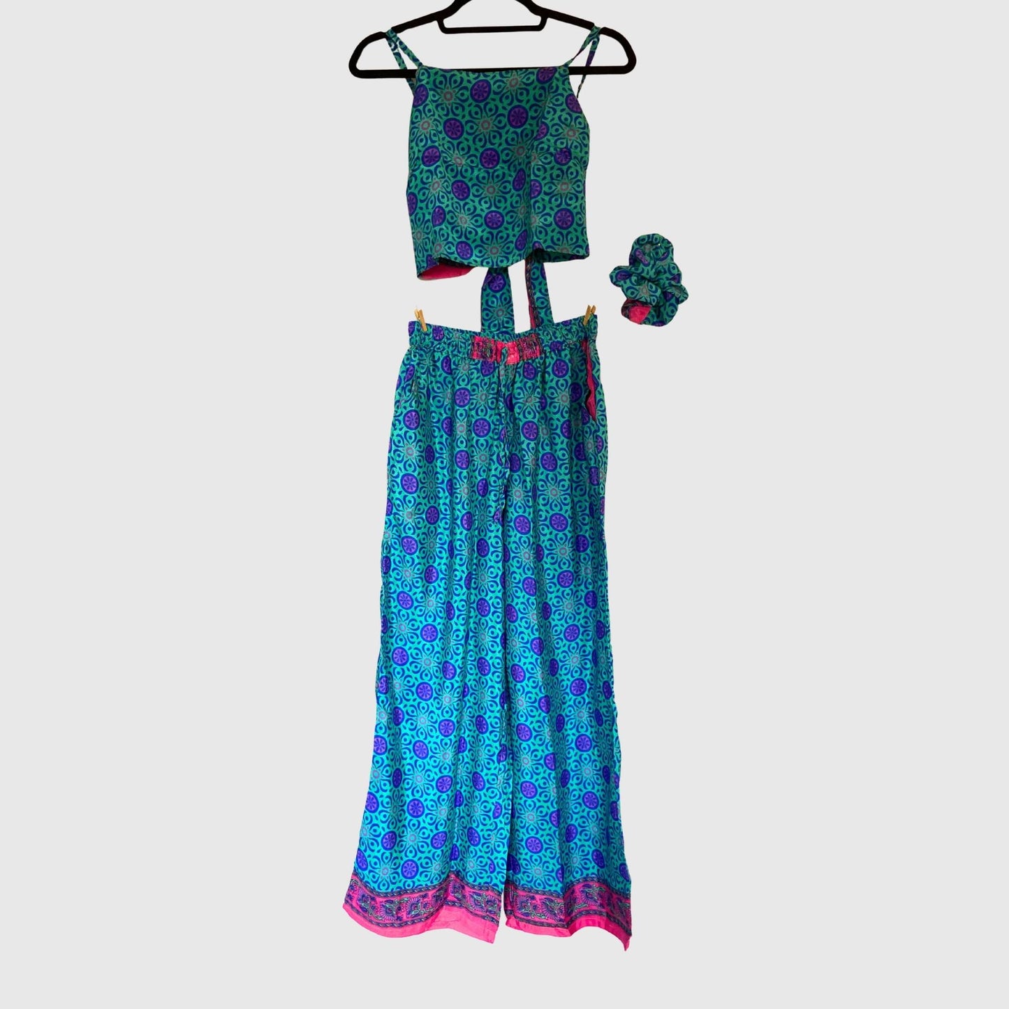 Upcycled Set aus Wickeltop und Palazzo-Hose aus Sari-Stoff in Türkis & Blau, Vorderansicht
