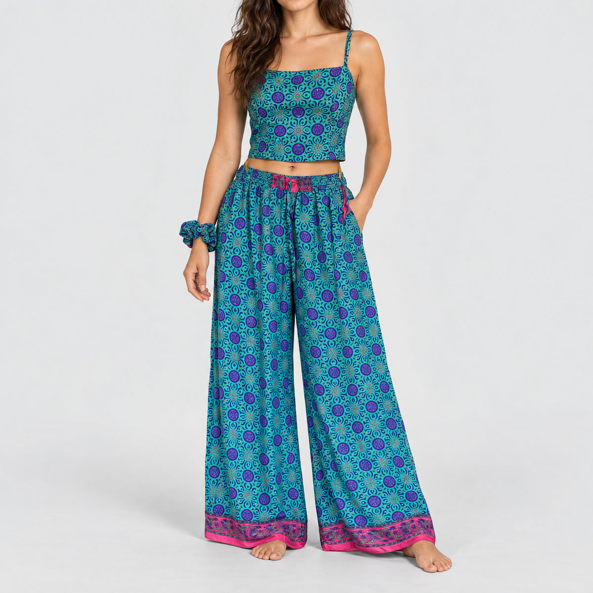 Model trägt Upcycled Set aus Wickeltop und Palazzo-Hose aus Sari-Stoff in Türkis & Blau