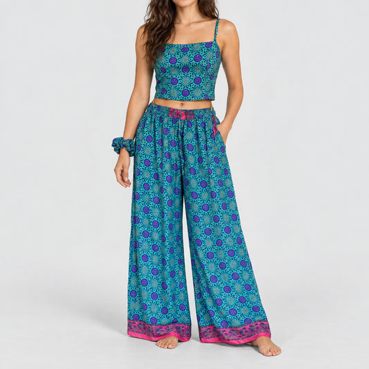 Model trägt Upcycled Set aus Wickeltop und Palazzo-Hose aus Sari-Stoff in Türkis & Blau