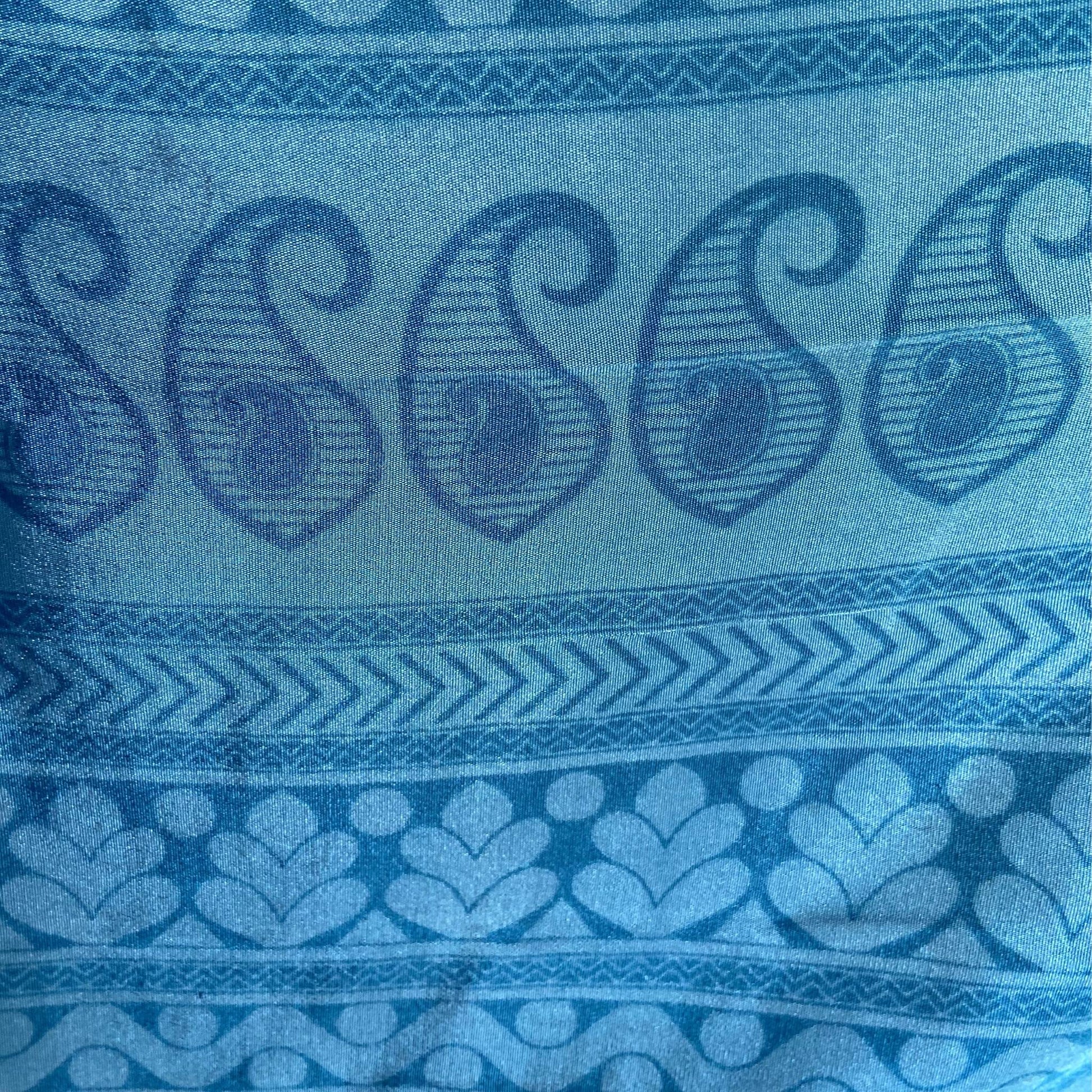 Stoffdetail: upcycelter Sari-Stoff in Blau & Türkis