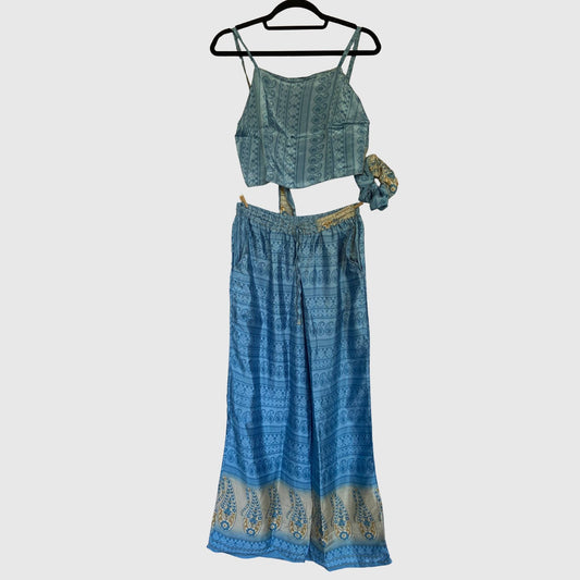 Upcycled Set aus Wickeltop und Palazzo-Hose aus Sari-Stoff in Blau & Türkis, Vorderansicht