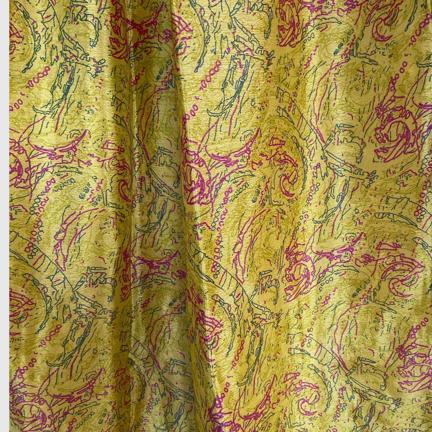 Stoffdetail: upcycelter Sari-Stoff in Gelb & Orange