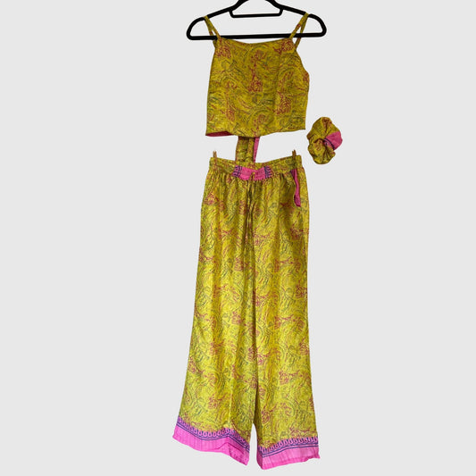 Upcycled Set aus Wickeltop und Palazzo-Hose aus Sari-Stoff in Gelb & Orange, Vorderansicht