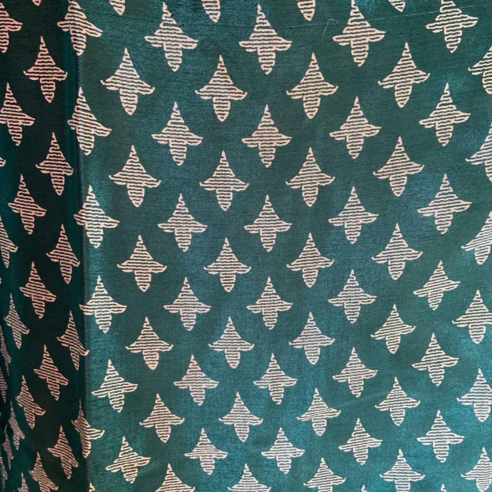 Stoffdetail: upcycelter Sari-Stoff in Türkis & Grau