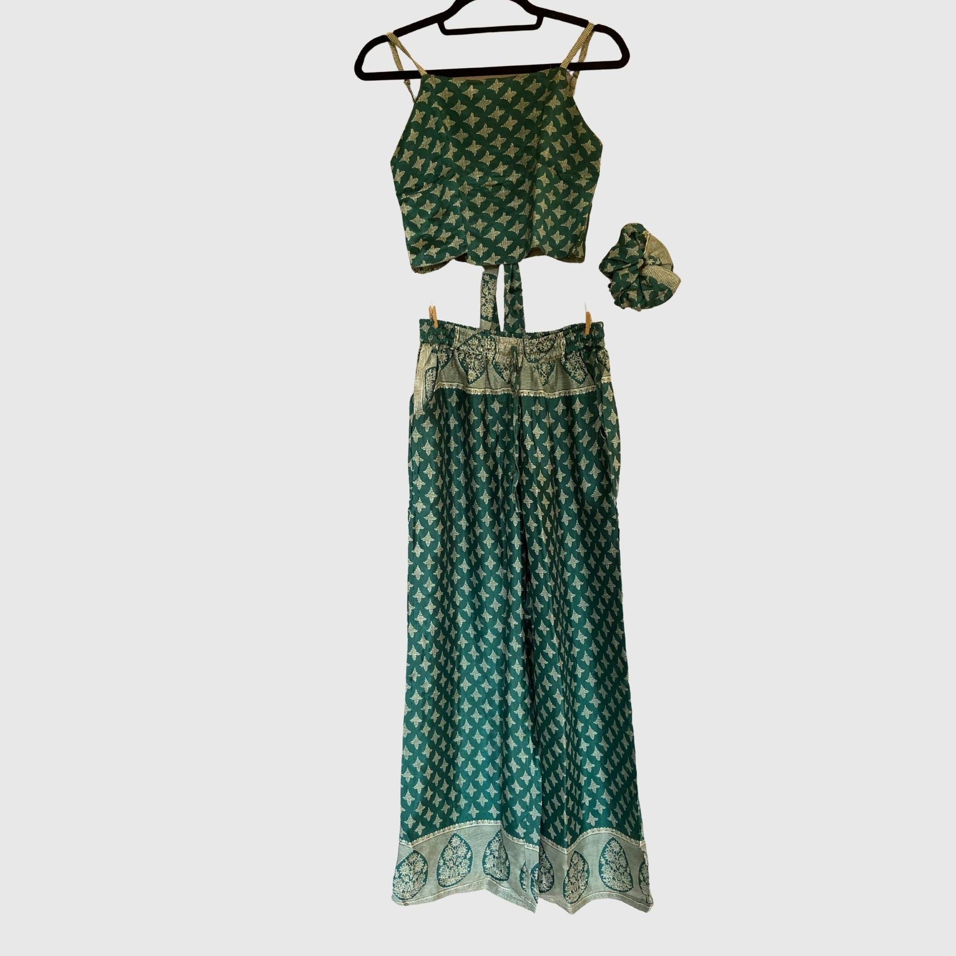Upcycled Set aus Wickeltop und Palazzo-Hose aus Sari-Stoff in Türkis & Grau, Vorderansicht