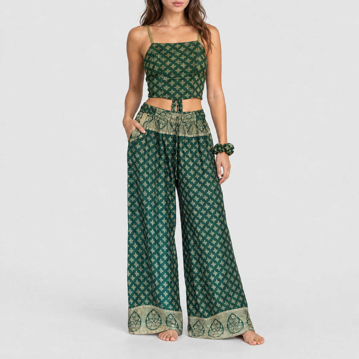 Model trägt Upcycled Set aus Wickeltop und Palazzo-Hose aus Sari-Stoff in Türkis & Grau
