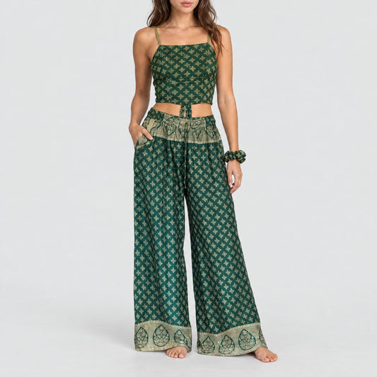 Model trägt Upcycled Set aus Wickeltop und Palazzo-Hose aus Sari-Stoff in Türkis & Grau