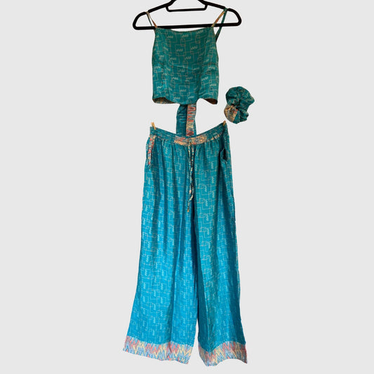 Upcycled Set aus Wickeltop und Palazzo-Hose aus Sari-Stoff in Türkis, Vorderansicht