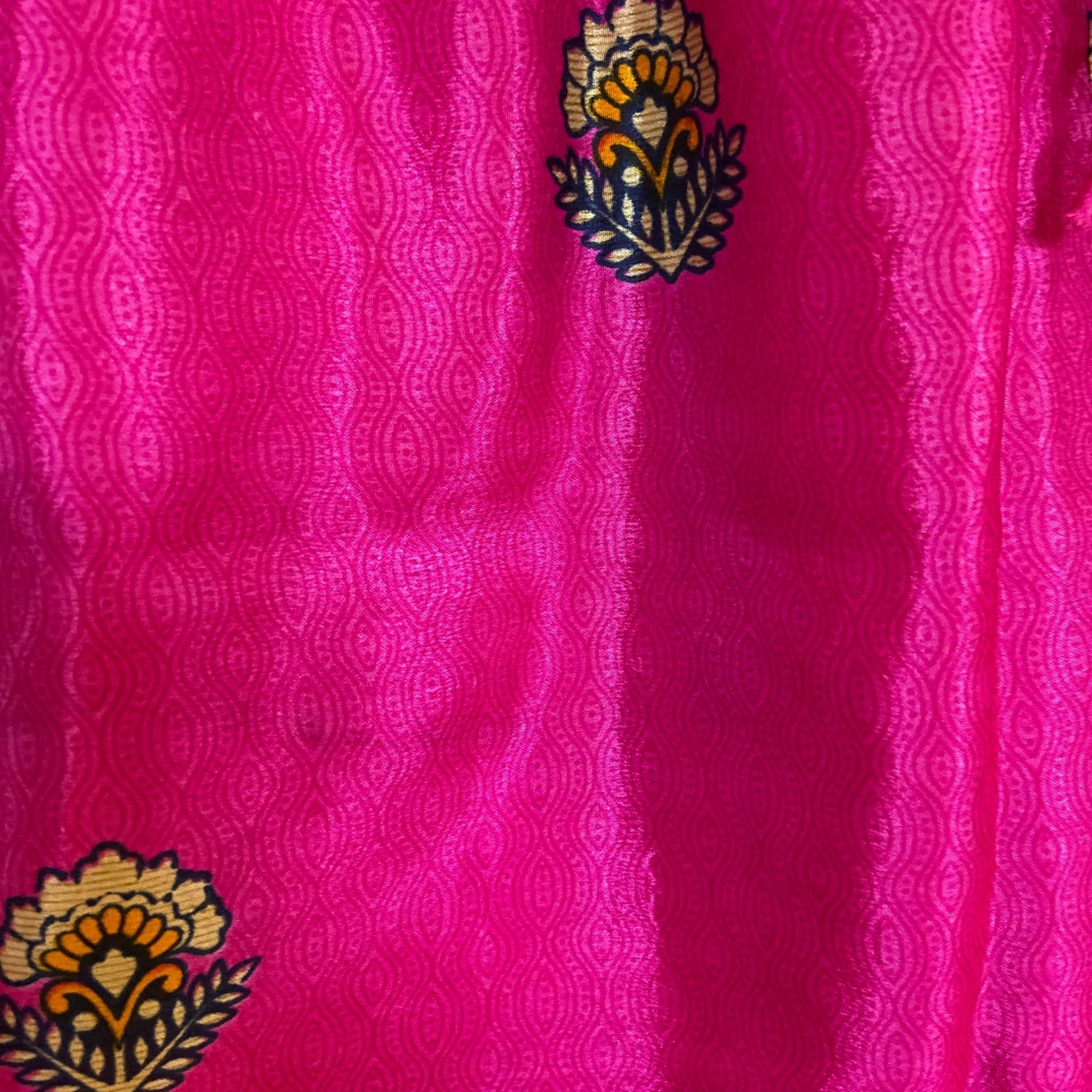 Stoffdetail: upcycelter Sari-Stoff in Magenta