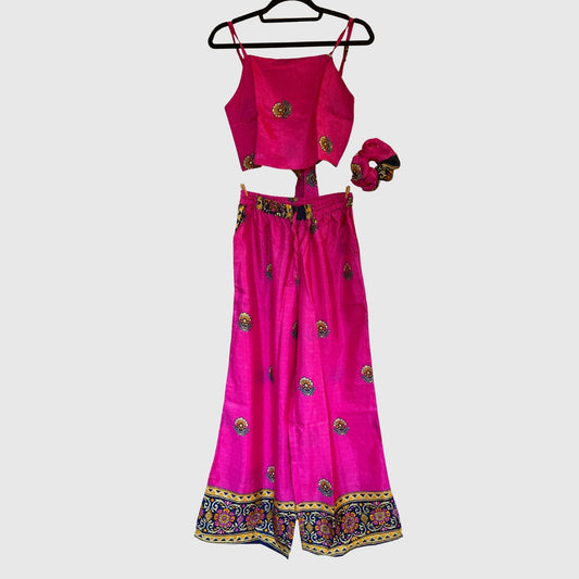 Upcycled Set aus Wickeltop und Palazzo-Hose aus Sari-Stoff in Magenta, Vorderansicht