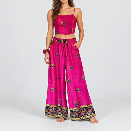 Model trägt Upcycled Set aus Wickeltop und Palazzo-Hose aus Sari-Stoff in Magenta
