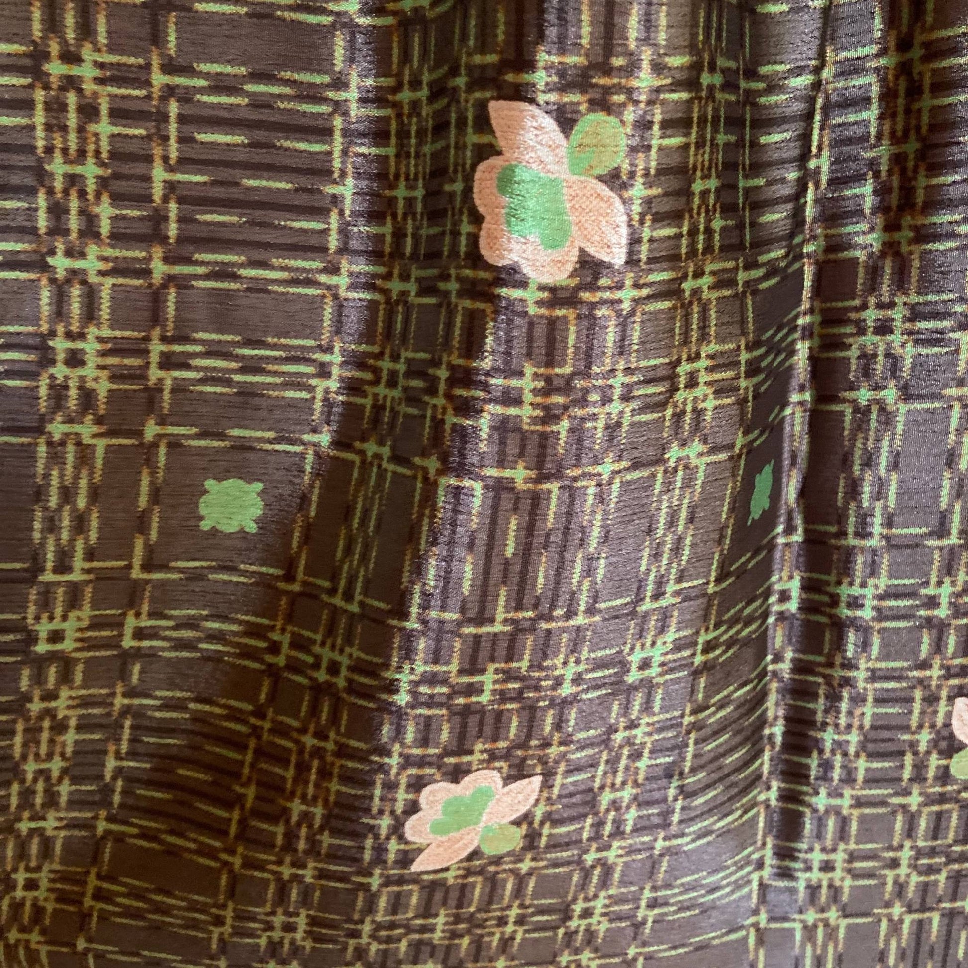 Stoffdetail: upcycelter Sari-Stoff in Braun & Gold