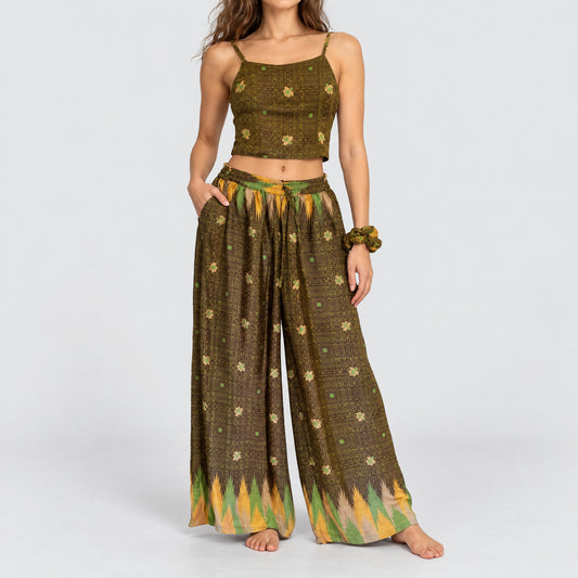 Model trägt Upcycled Set aus Wickeltop und Palazzo-Hose aus Sari-Stoff in Braun & Gold