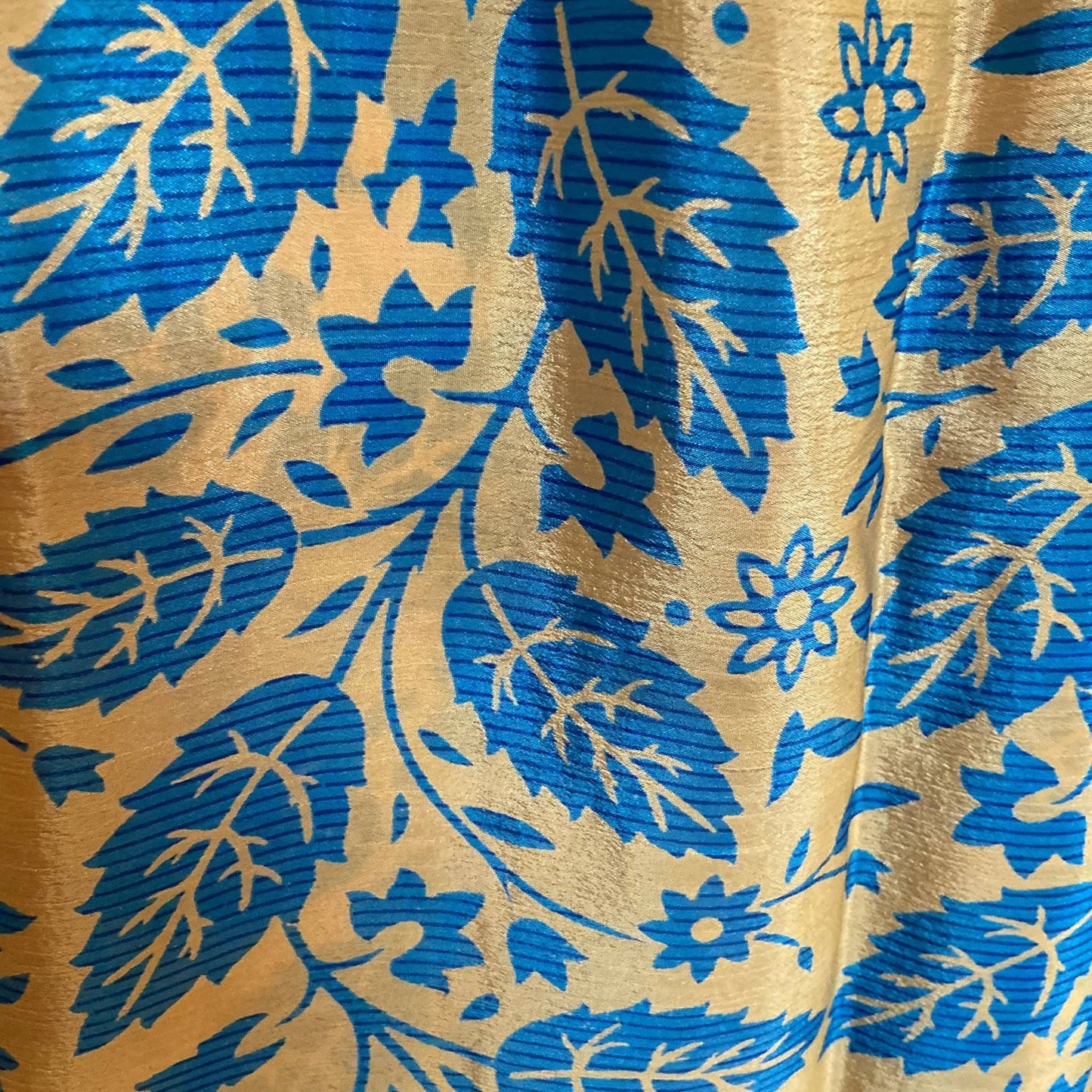 Stoffdetail: upcycelter Sari-Stoff in Blau & Gold