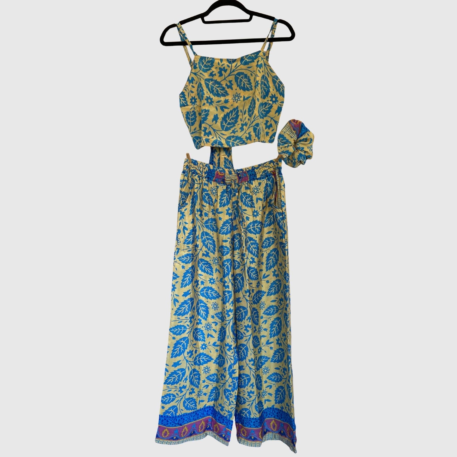 Upcycled Set aus Wickeltop und Palazzo-Hose aus Sari-Stoff in Blau & Gold, Vorderansicht
