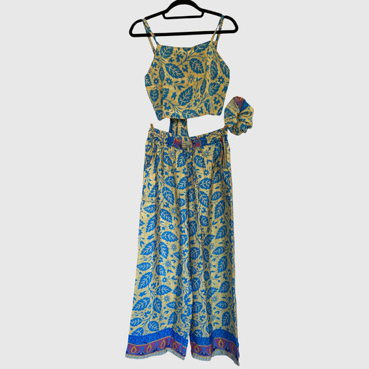 Upcycled Set aus Wickeltop und Palazzo-Hose aus Sari-Stoff in Blau & Gold, Vorderansicht