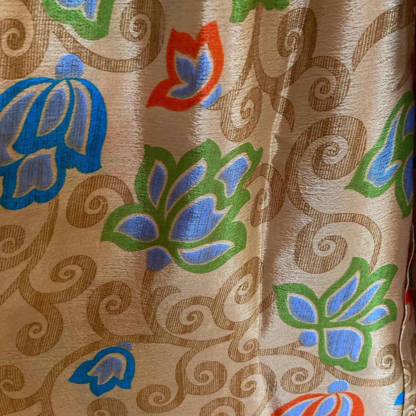 Stoffdetail: upcycelter Sari-Stoff in Orange & Braun