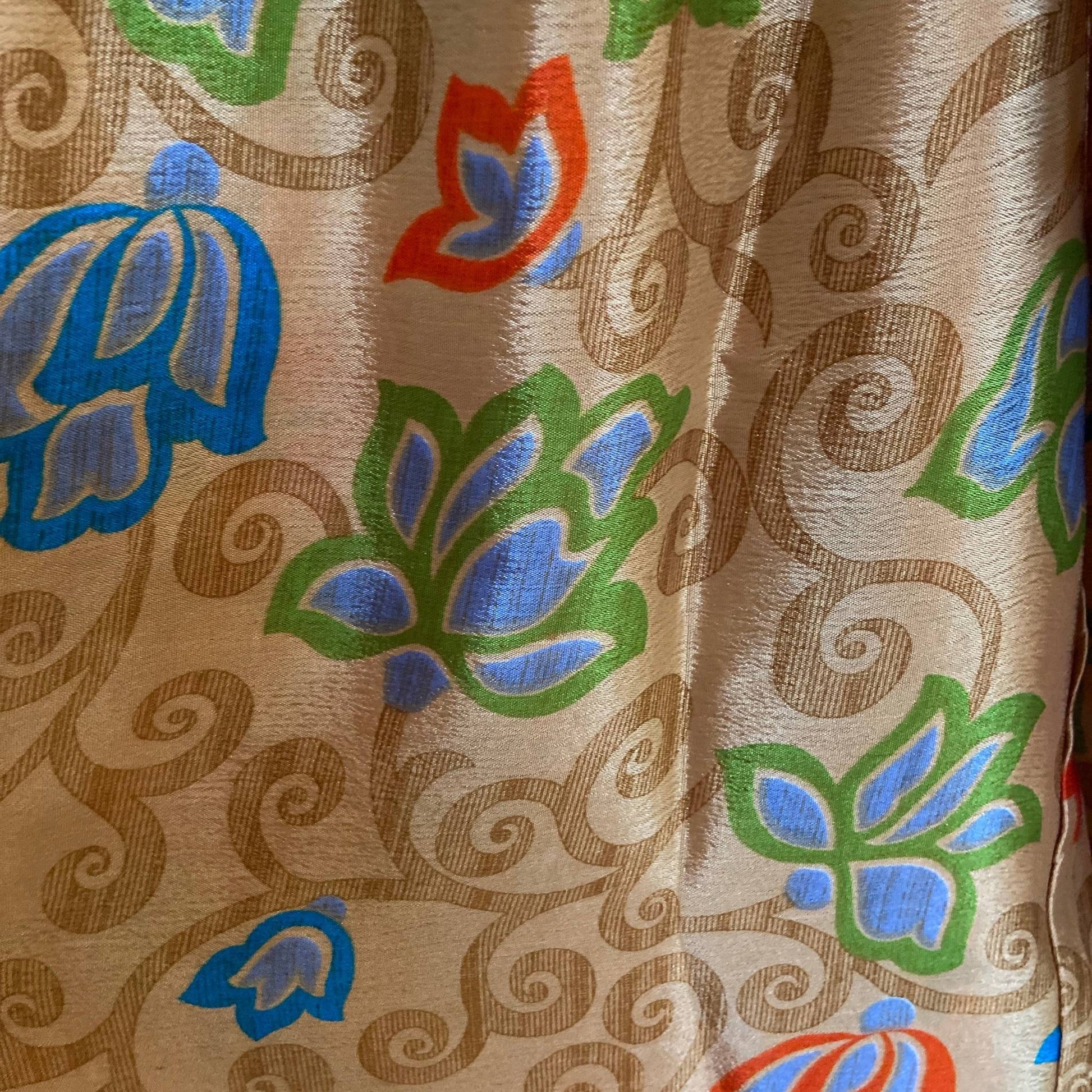 Stoffdetail: upcycelter Sari-Stoff in Orange & Braun