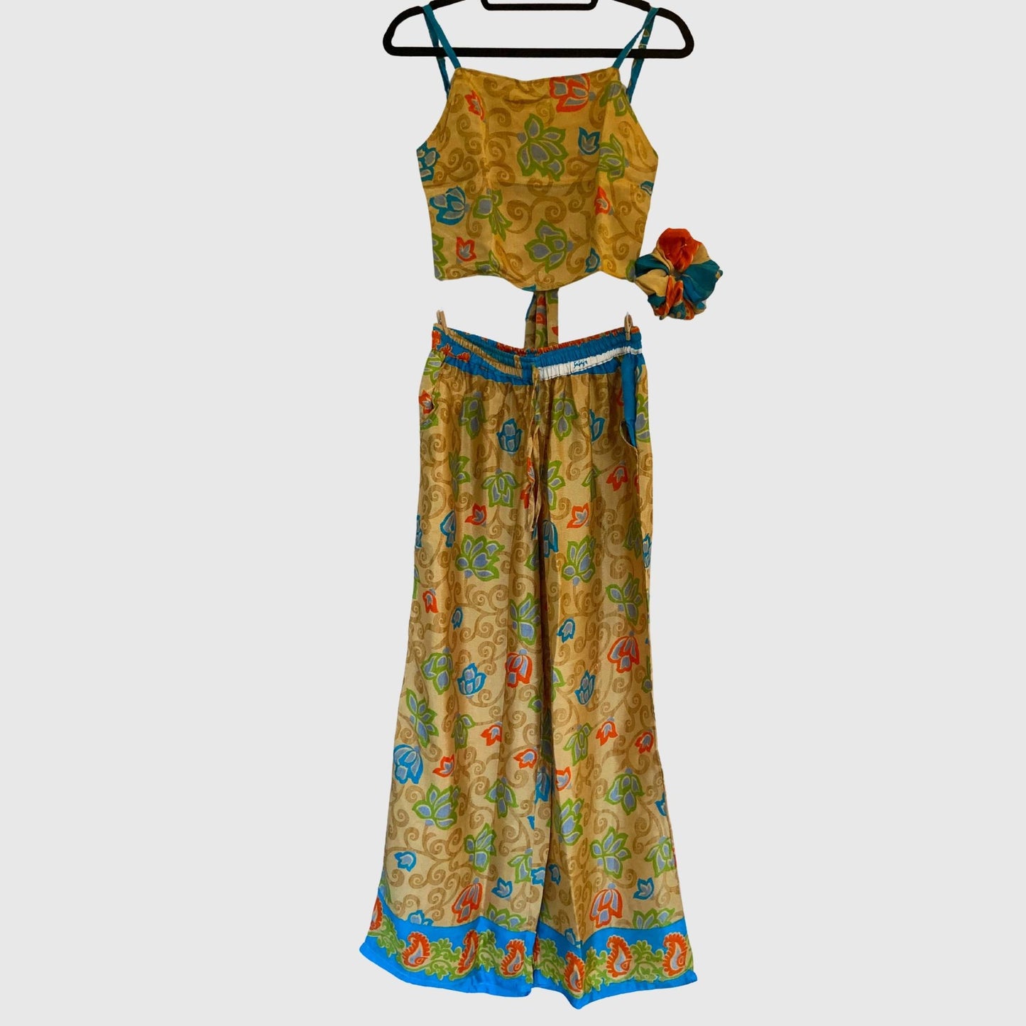 Upcycled Set aus Wickeltop und Palazzo-Hose aus Sari-Stoff in Orange & Braun, Vorderansicht