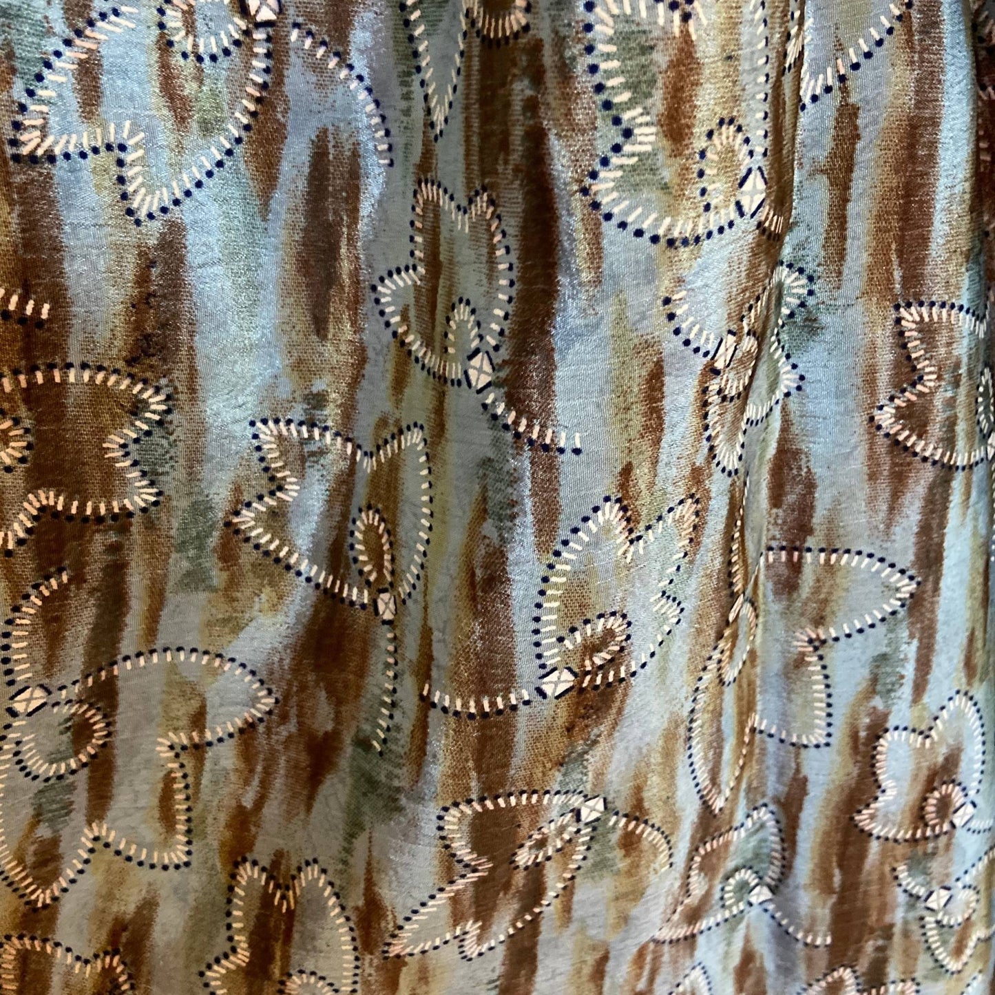 Stoffdetail: upcycelter Sari-Stoff in Braun & Grau