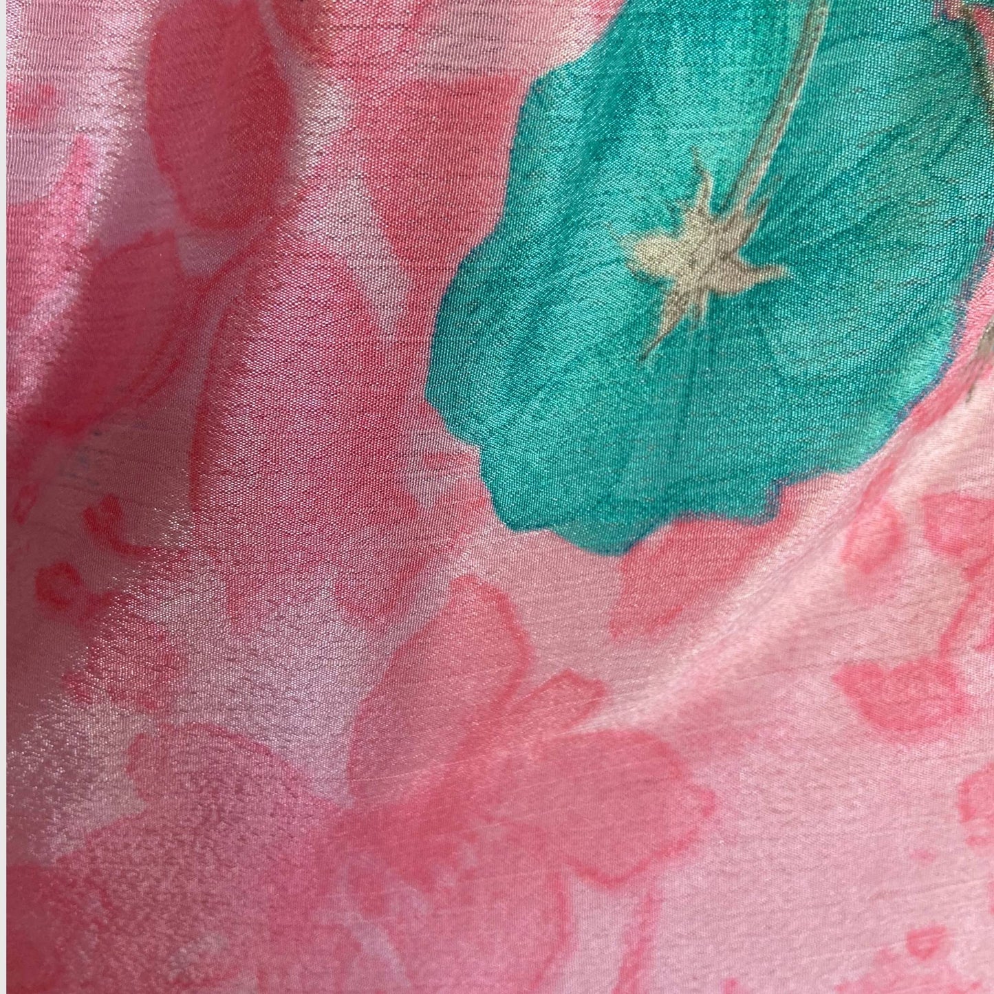 Stoffdetail: upcycelter Sari-Stoff in Rosa & Türkis