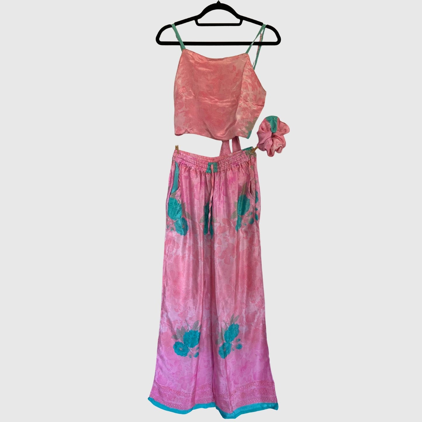 Upcycled Set aus Wickeltop und Palazzo-Hose aus Sari-Stoff in Rosa & Türkis, Vorderansicht