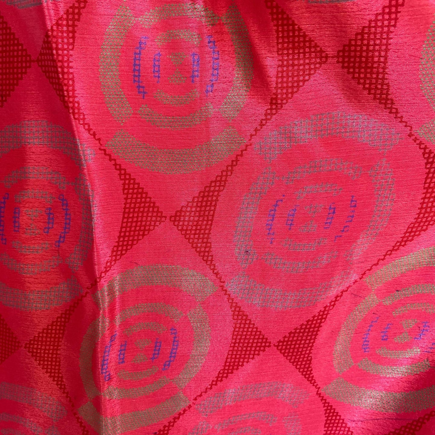 Stoffdetail: upcycelter Sari-Stoff in Rot
