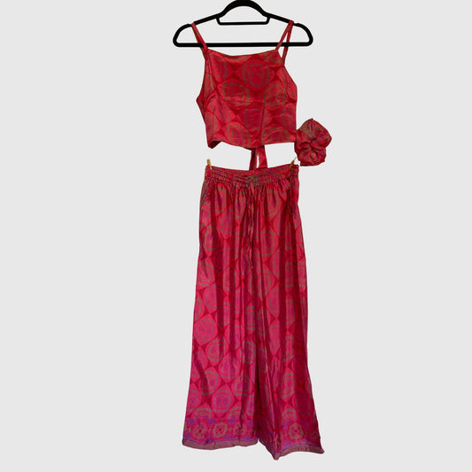 Upcycled Set aus Wickeltop und Palazzo-Hose aus Sari-Stoff in Rot, Vorderansicht