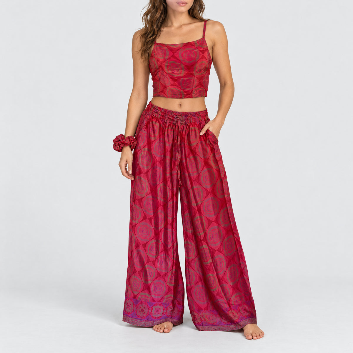Model trägt Upcycled Set aus Wickeltop und Palazzo-Hose aus Sari-Stoff in Rot